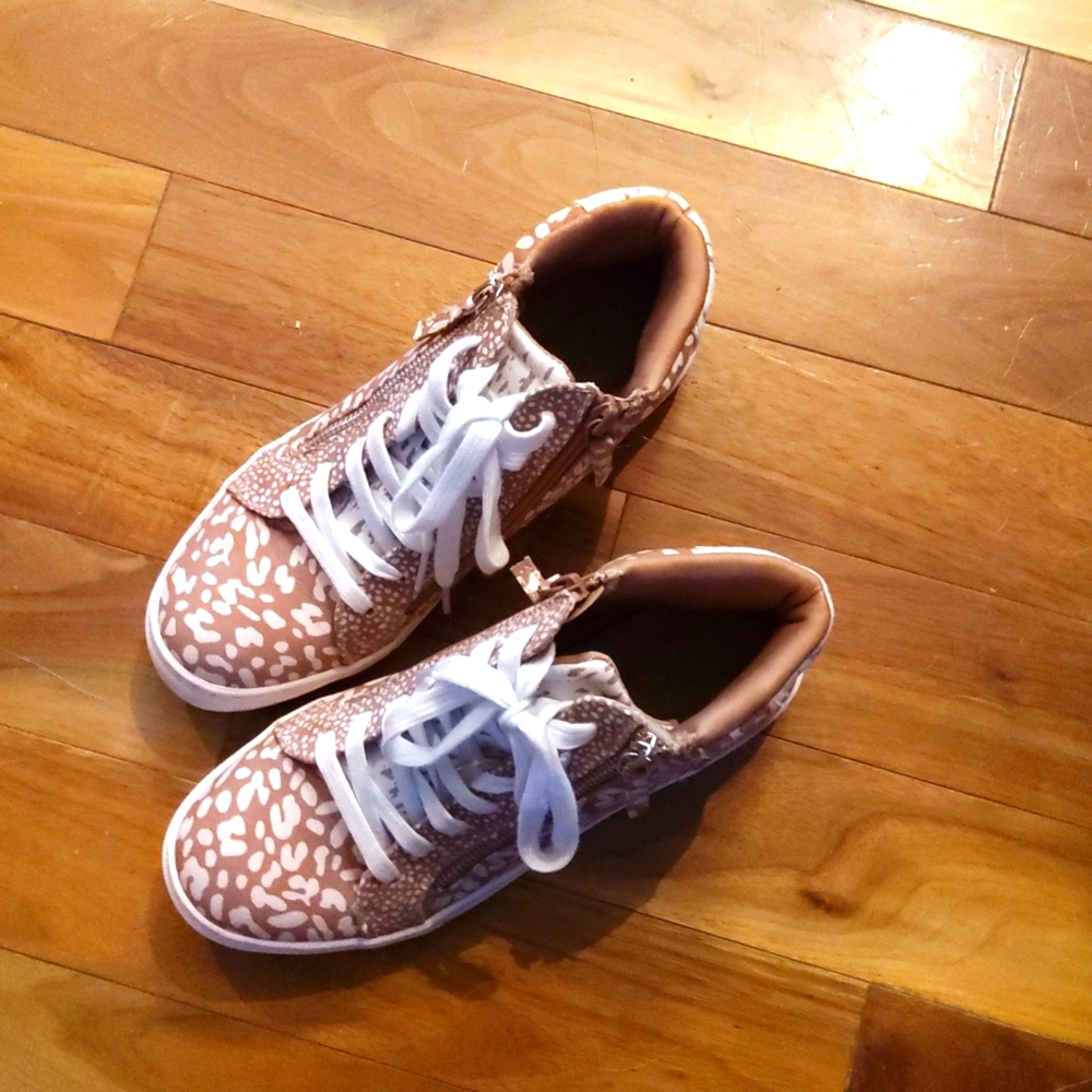 Sneakers size 8 tan multi